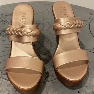 Italian Shoemakers Women's Cream Wedge Sandals